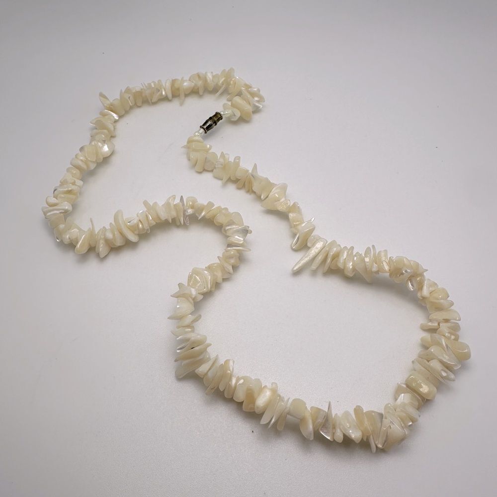 SALE! 18" Vintage Shell chip necklace!